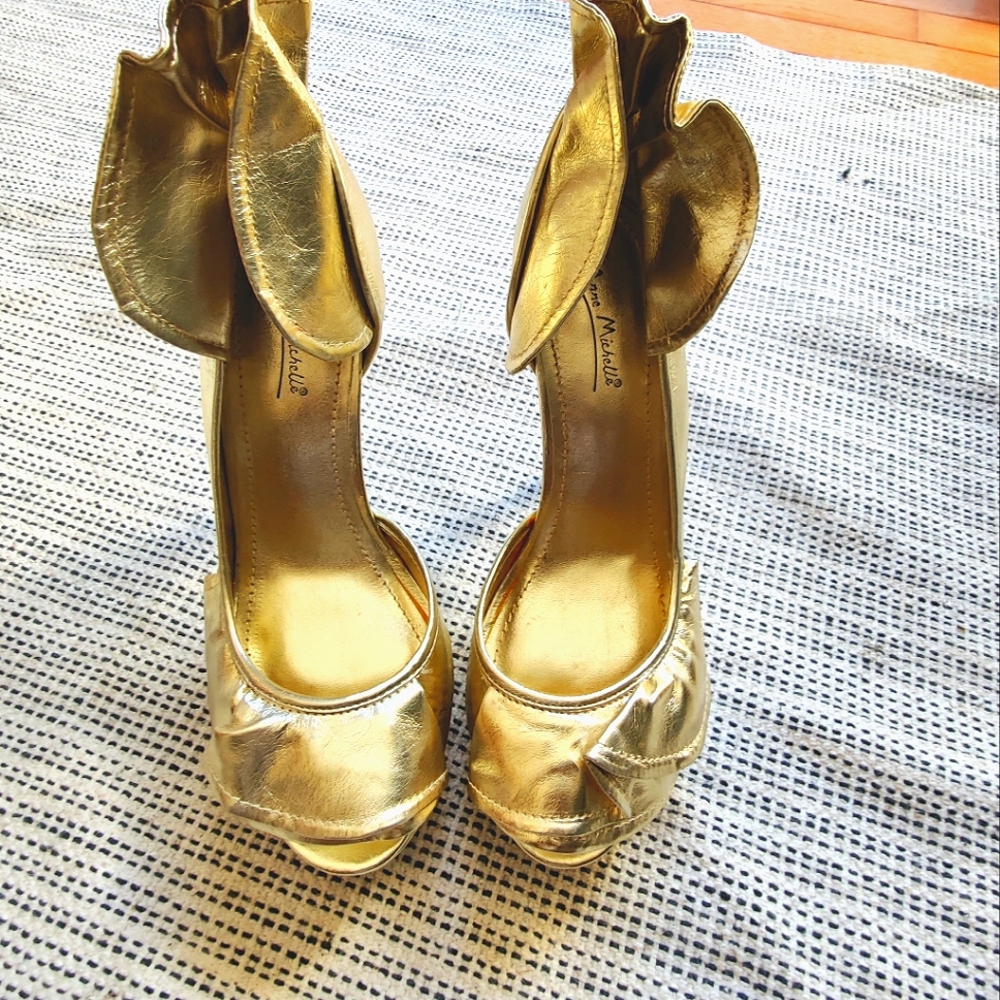 ✓Anne Michelle Gold Peep Toe Pump✓